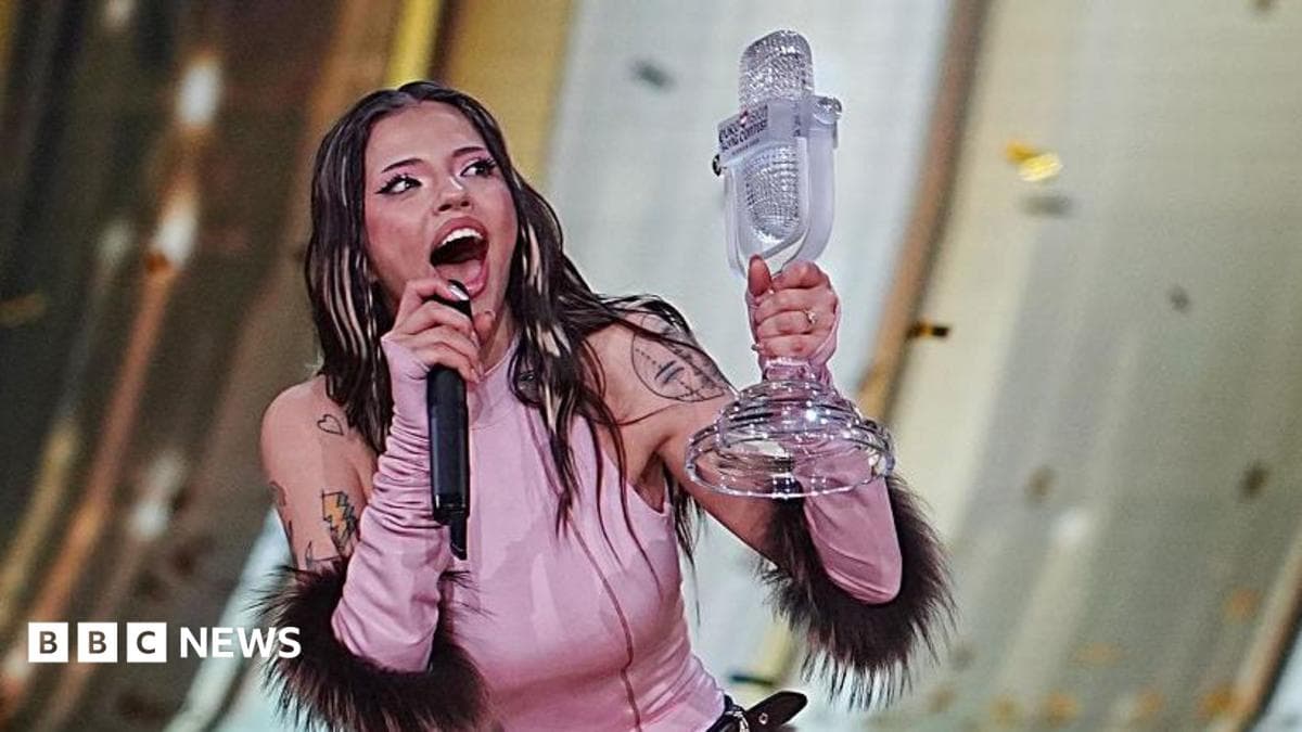 Dara holds up her Eurovision trophy