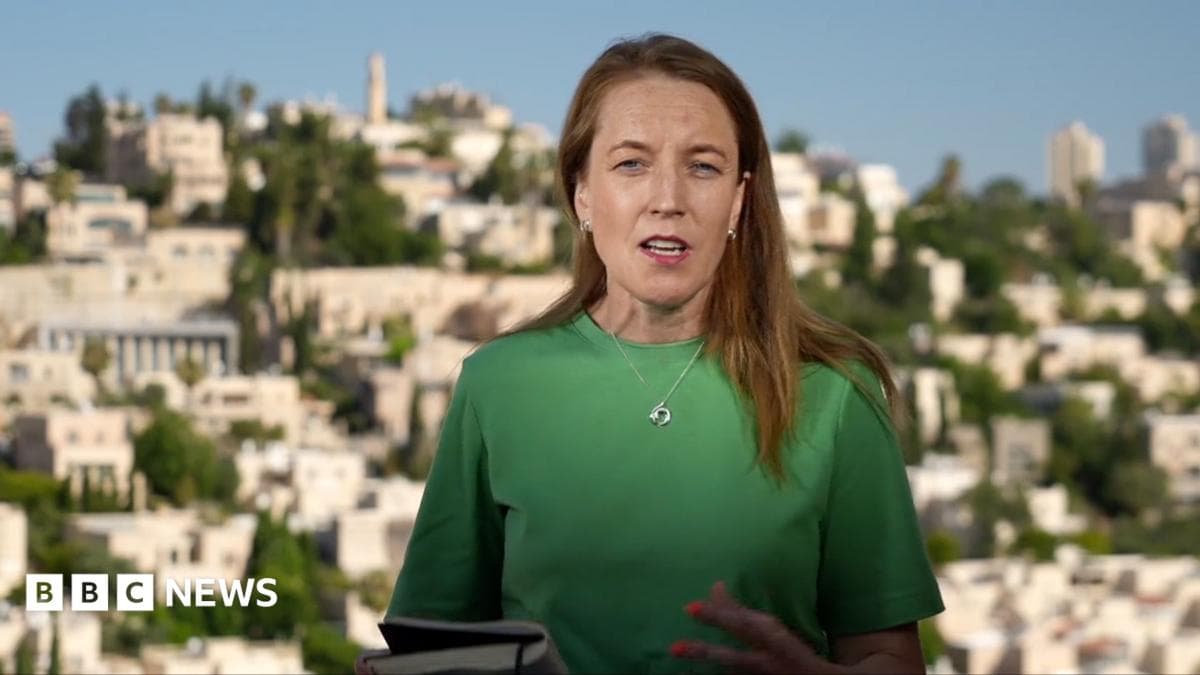 Correspondent Yolande Knell reporting from Jerusalem, wears a green top
