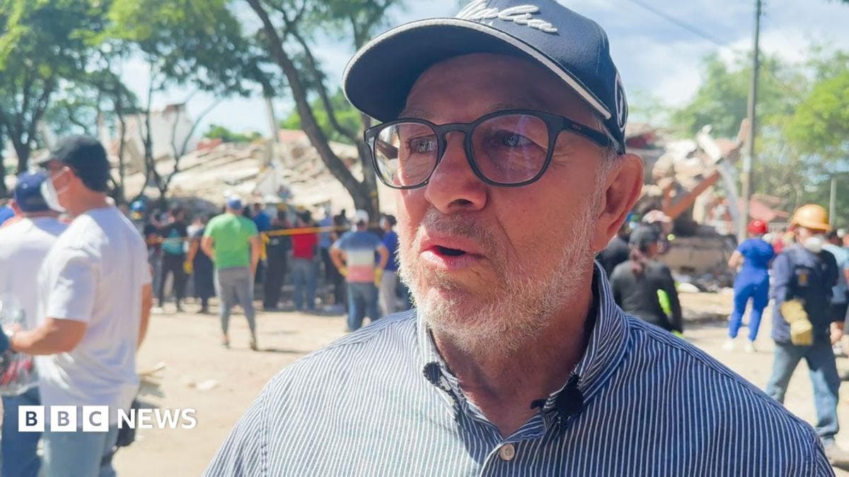 Efraín Gallego speaking to BBC Mundo at the scene of the collapse