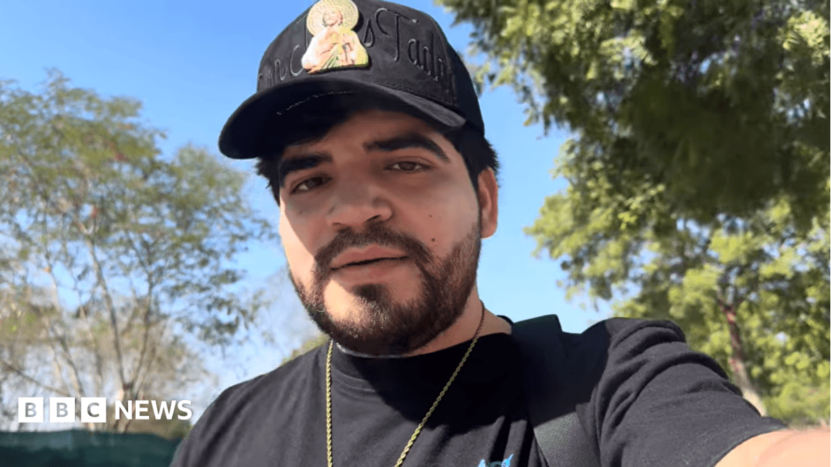 César Gastélum con gorra y camiseta negras en un video de YouTube en su canal.