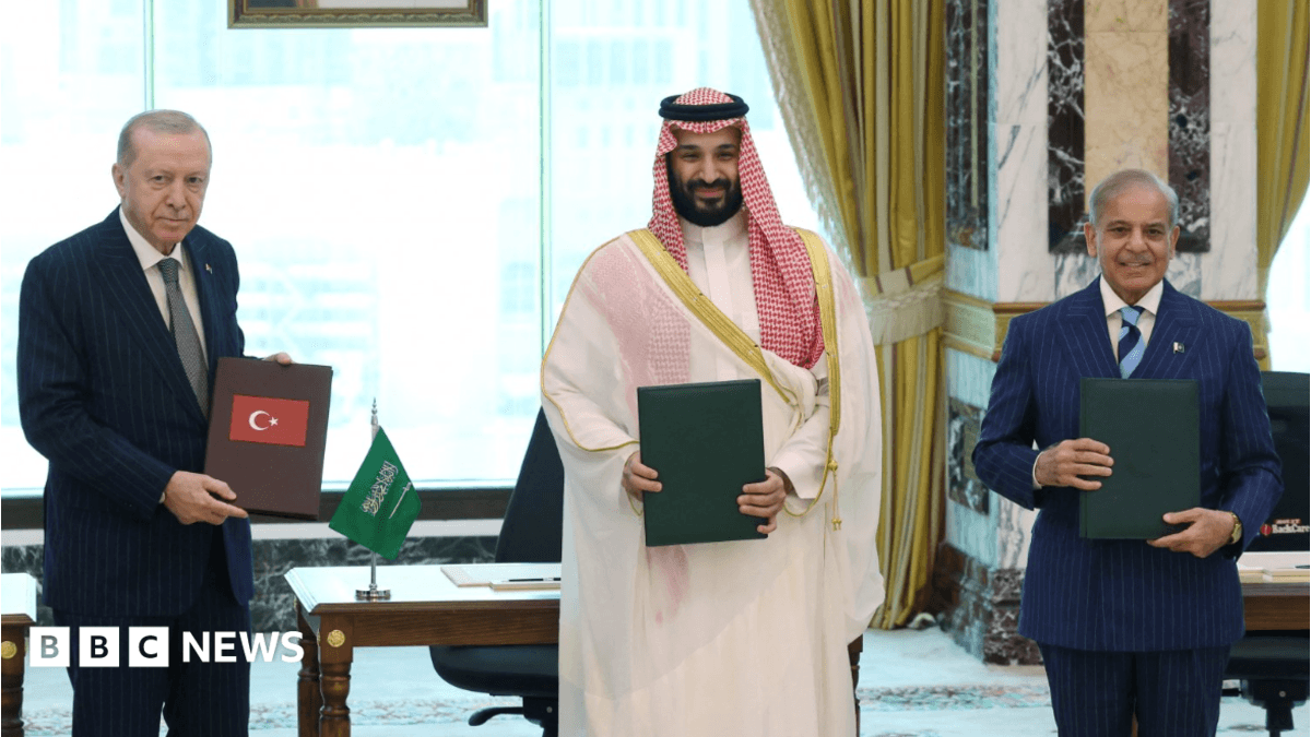 Turkish President Tayyip Erdogan, Saudi Crown Prince Mohammed bin Salman and Pakistan's Prime Minister Shehbaz Sharif pose after signing a joint defence agreement in Mecca, Saudi Arabia, 7 August 2026.