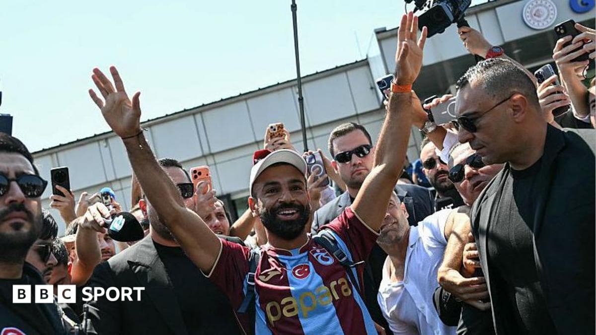 Mohamed Salah waves after arriving at Istanbul Ataturk Airport before completing his move to Trabzonspor